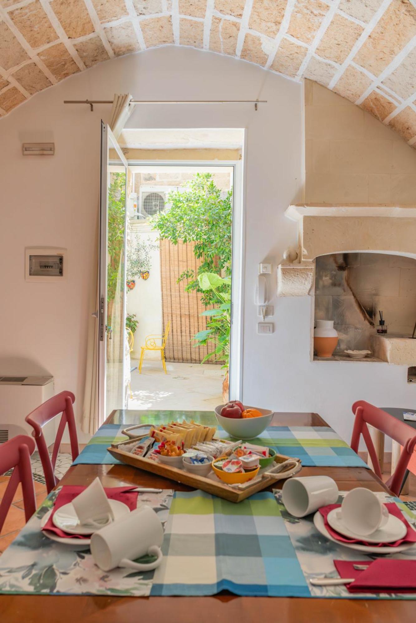 B&B Corte Dei Memoli Di Margiotta Giuseppina Lecce Eksteriør billede