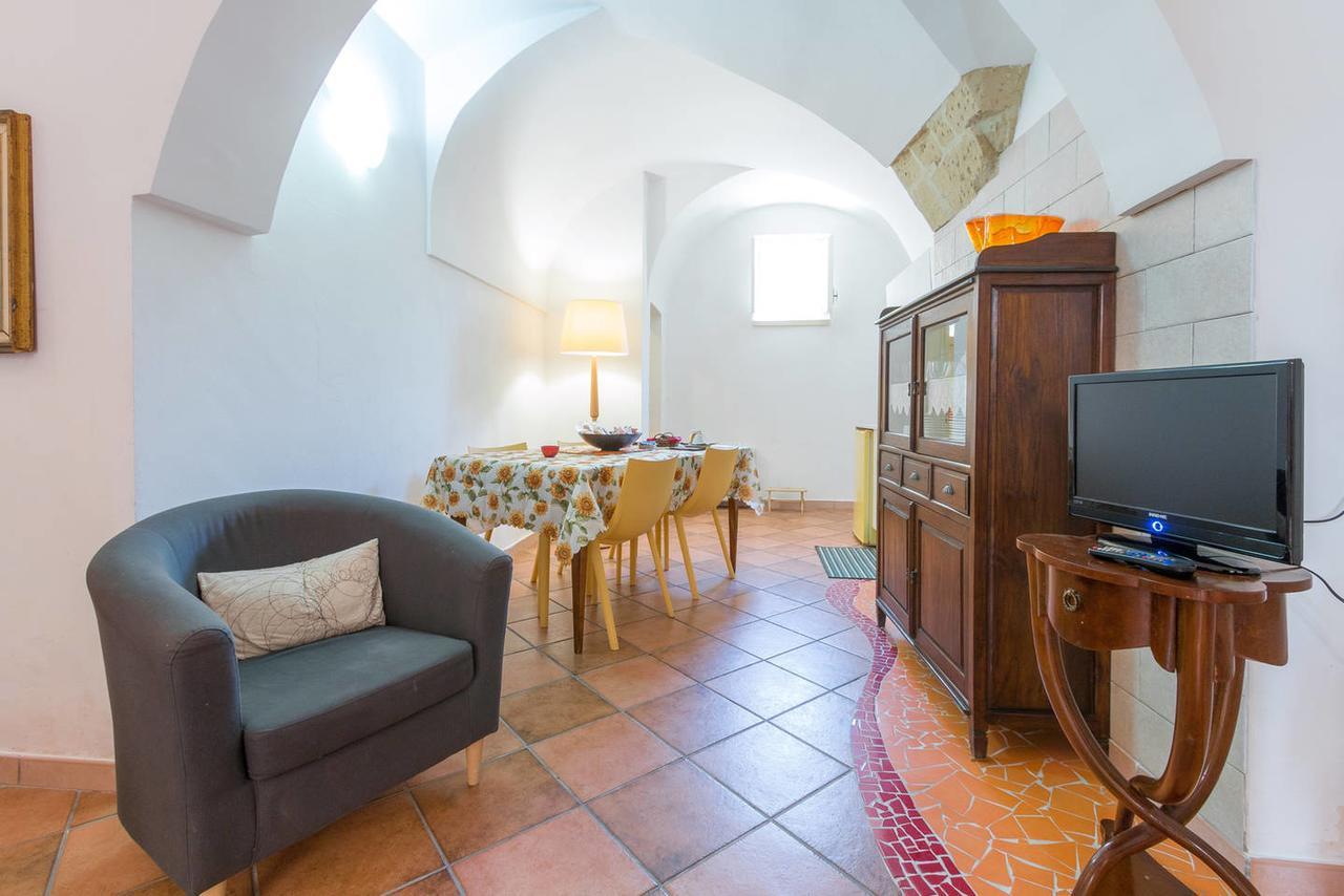 B&B Corte Dei Memoli Di Margiotta Giuseppina Lecce Eksteriør billede